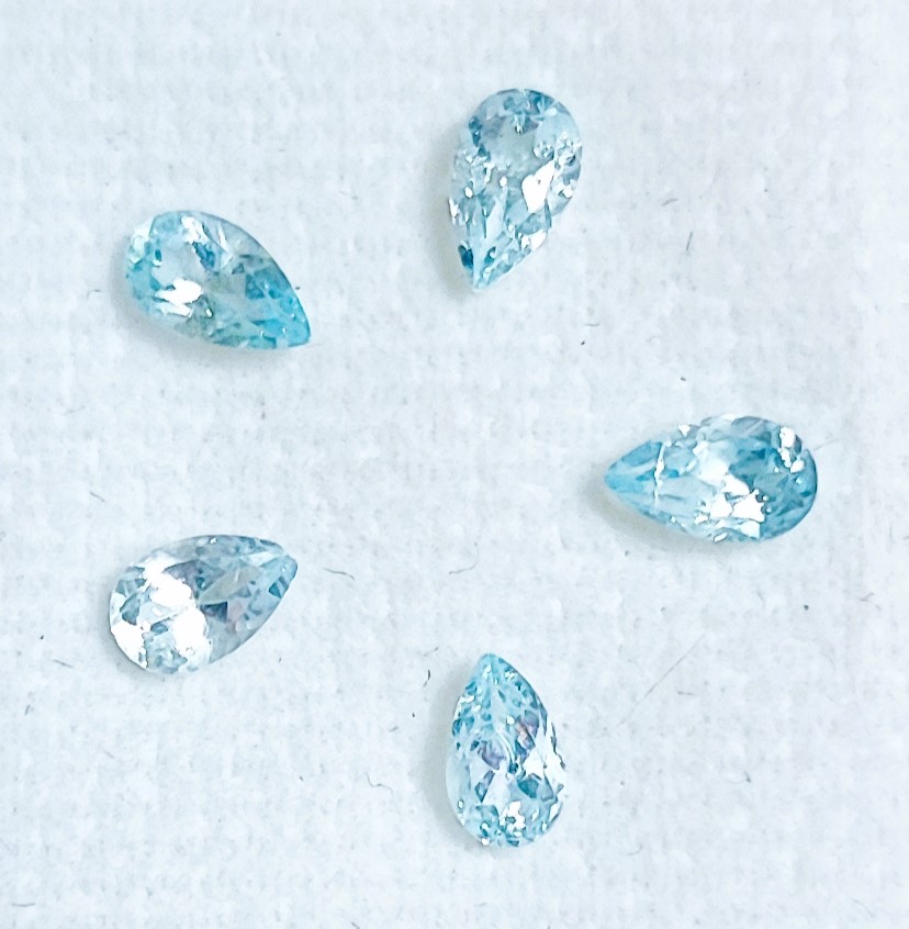 LOT DE 5 TOPAZES TRAITEES POIRE 5X3 MM